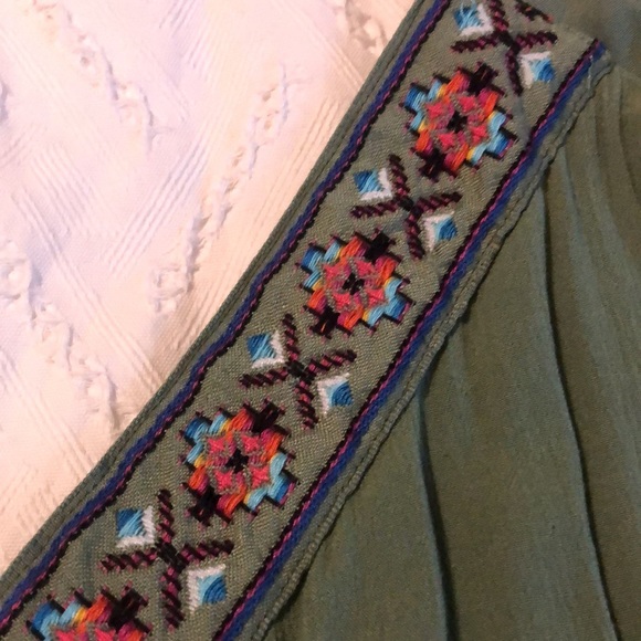 Green Romper (L) with embroidery and tassels - Picture 4 of 4